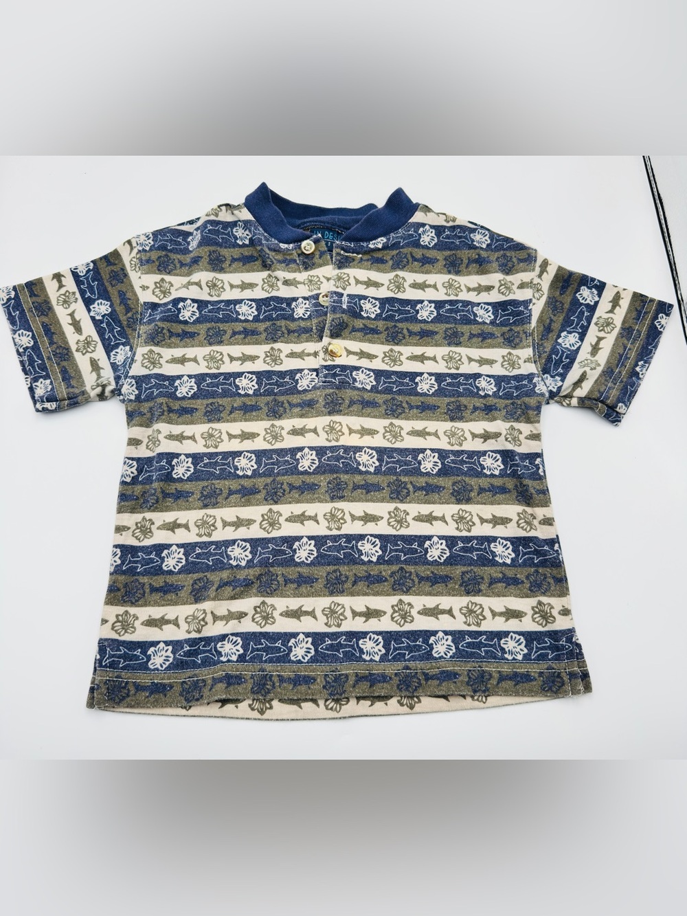 Boys Vintage Y2K Navy & Green Striped Fish Pattern Three Button T-shirt Size 4